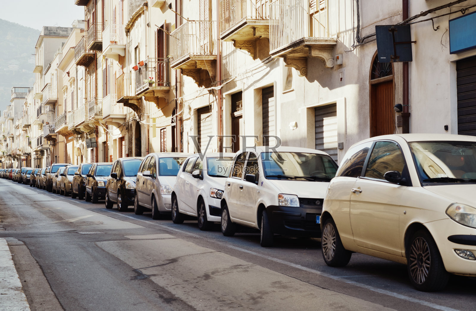 西西里(意大利)小镇上停着一长排汽车照片摄影图片