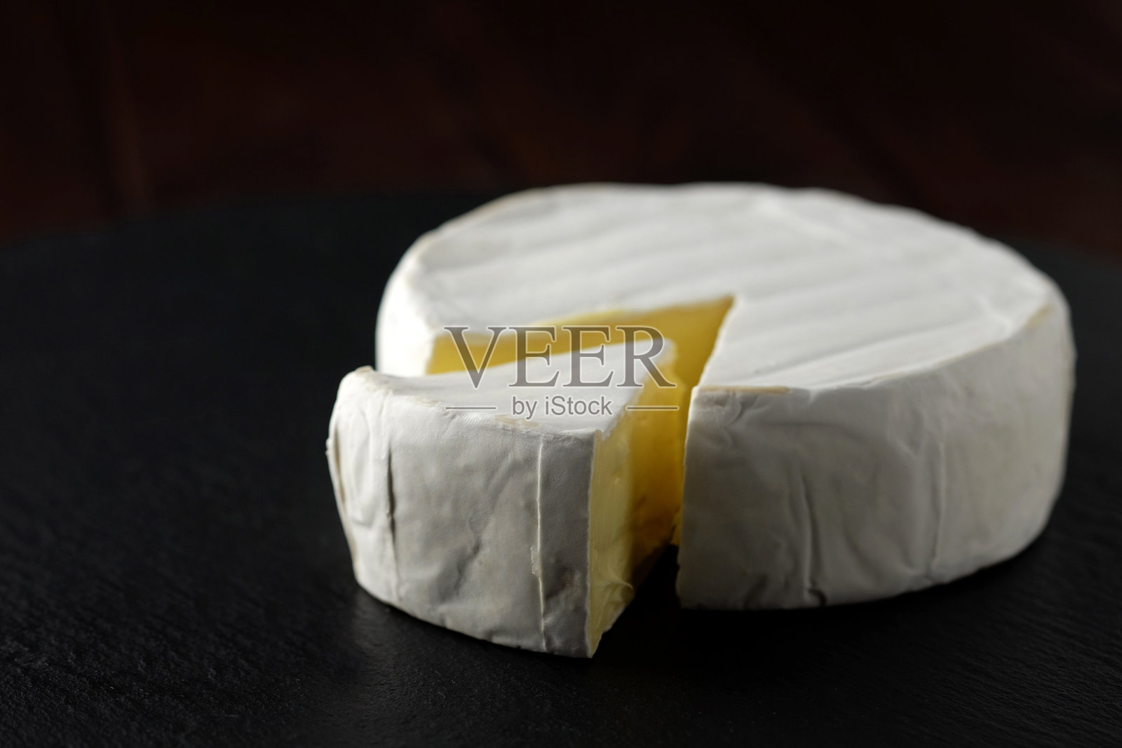 法式乳酪布里干酪板。照片摄影图片