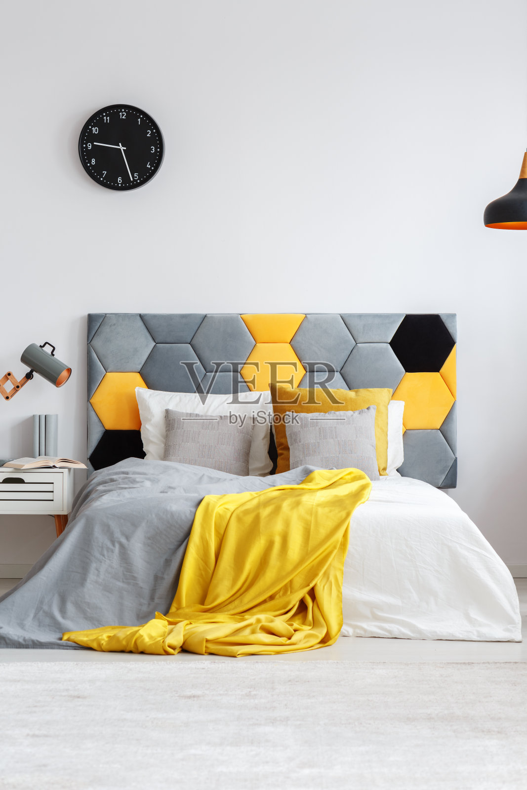 灰色和黄色的卧室照片摄影图片