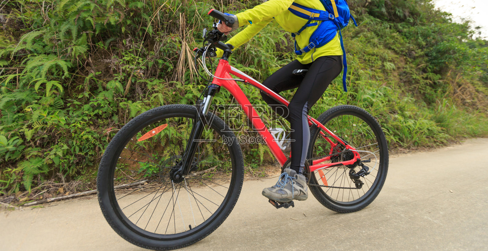 女自行车手在森林小径上骑山地车照片摄影图片