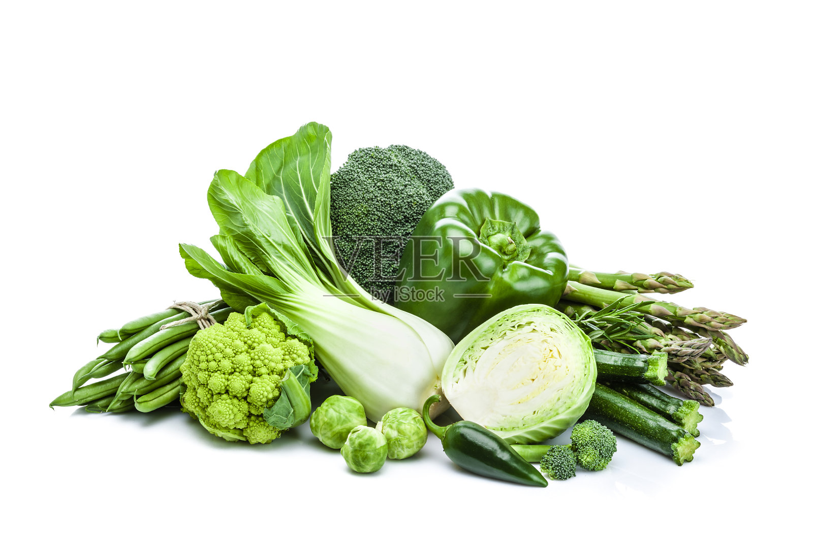健康新鲜的绿色蔬菜堆孤立在白色的背景照片摄影图片