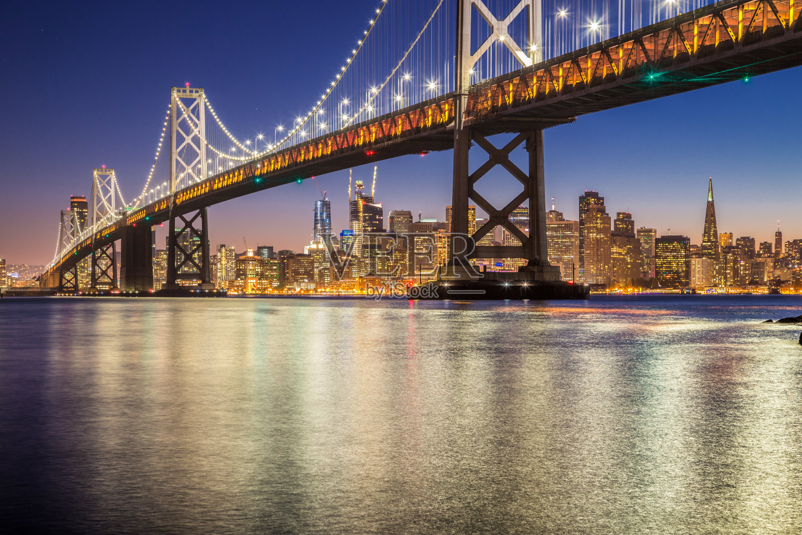 美国加州，旧金山和奥克兰海湾大桥的暮色照片摄影图片