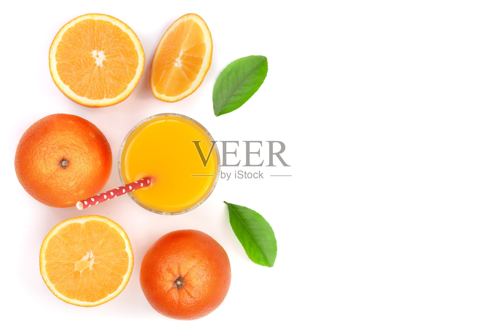 橙汁杯与柑橘片和叶子孤立的白色背景，为你的文本复制空间，俯视图照片摄影图片