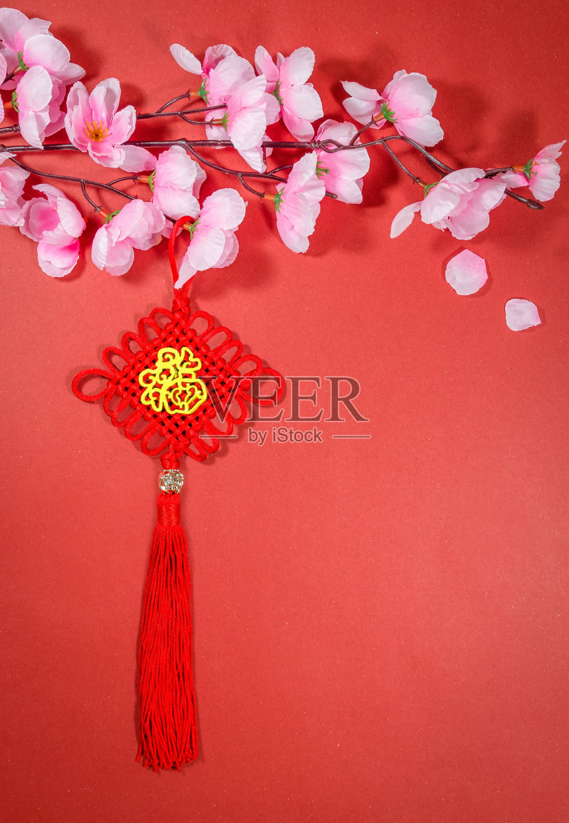 红色背景上的中国新年装饰品照片摄影图片