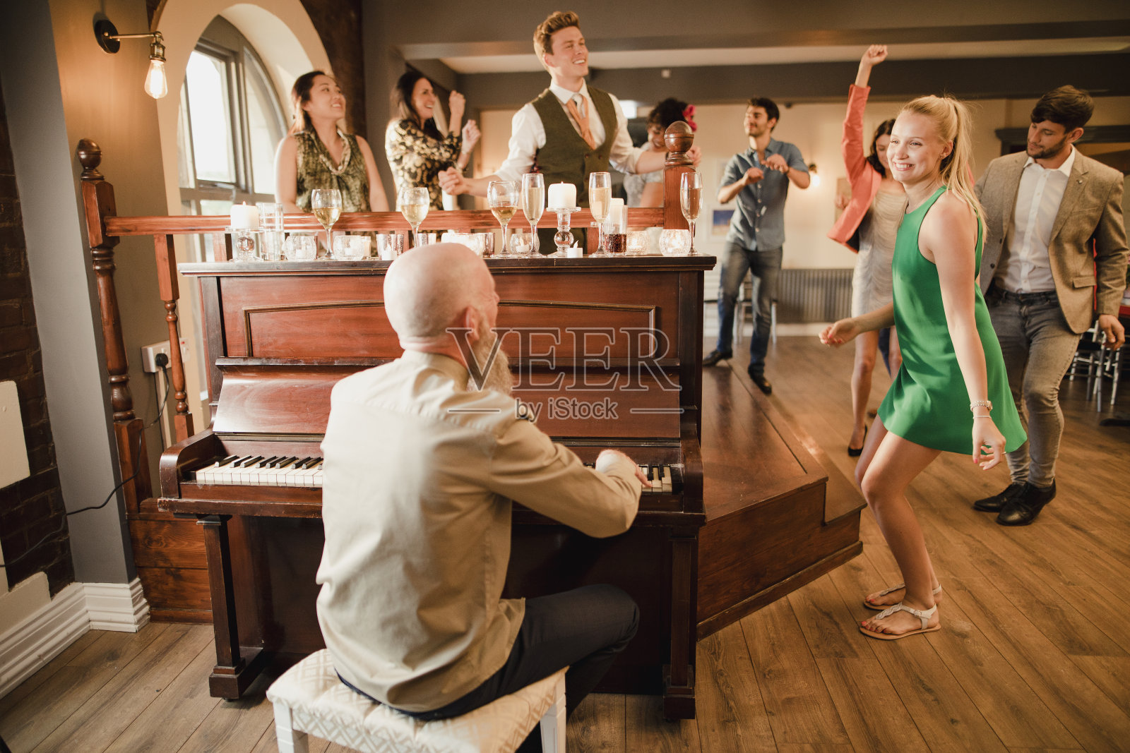 婚礼客人与钢琴的乐趣照片摄影图片