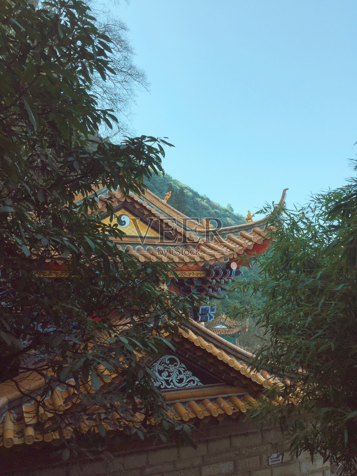 山中孤庙(中国云南昆明)照片摄影图片