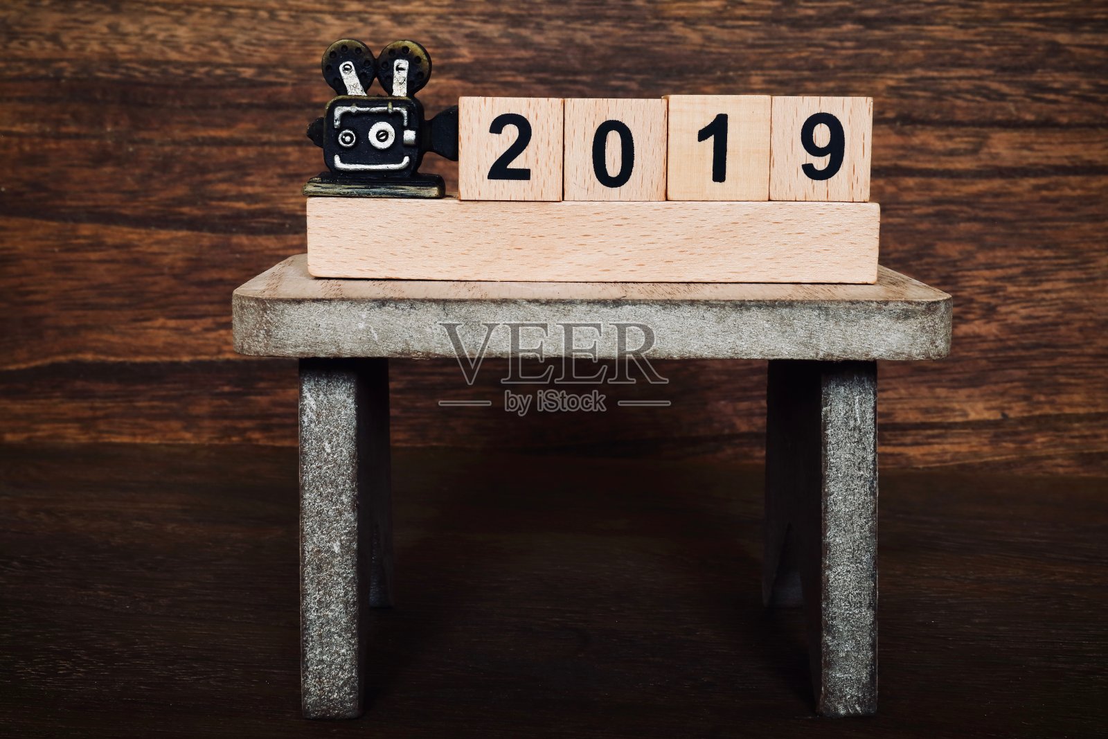 投影仪在桌面上，2019年照片摄影图片