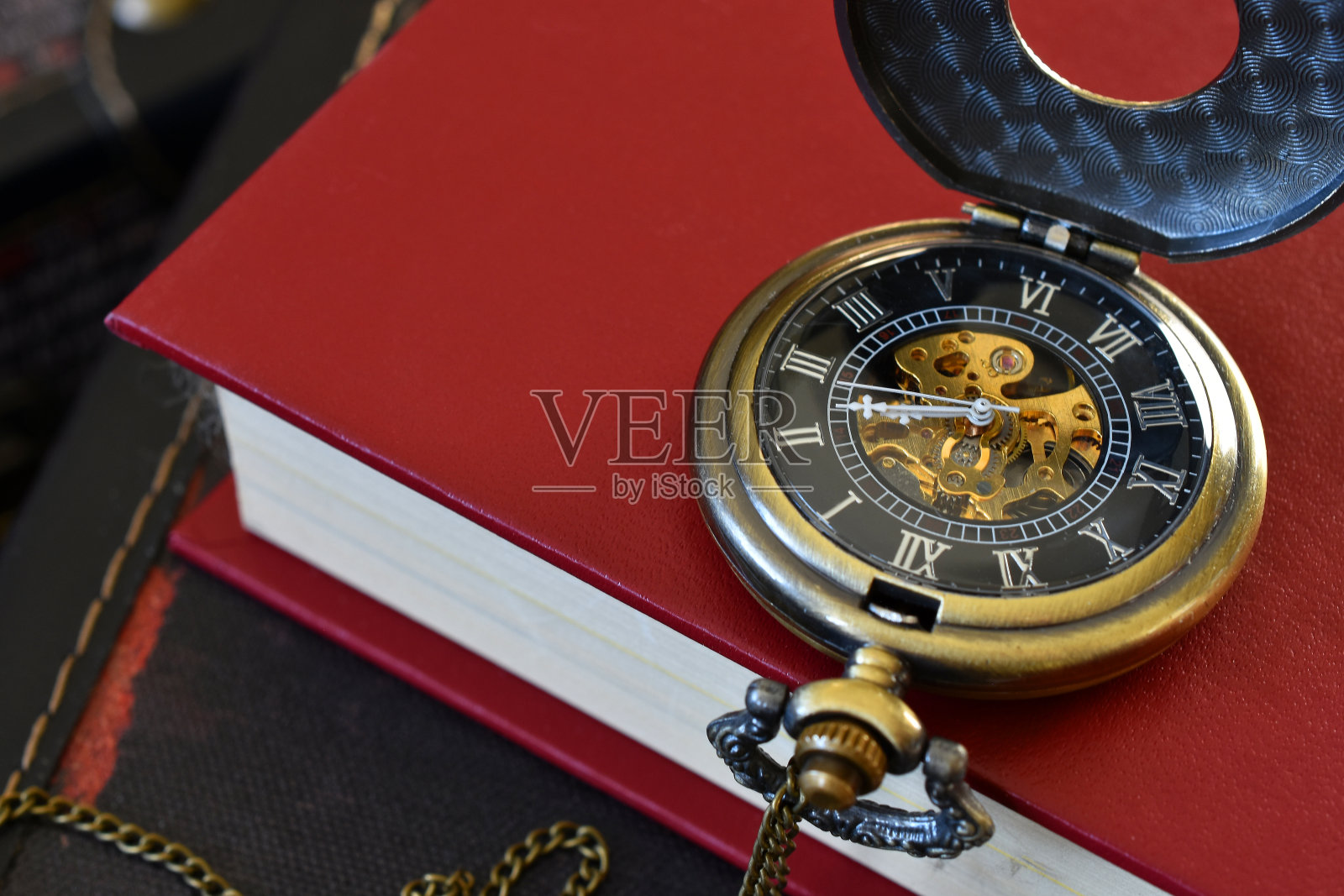 古董手表和书籍照片摄影图片