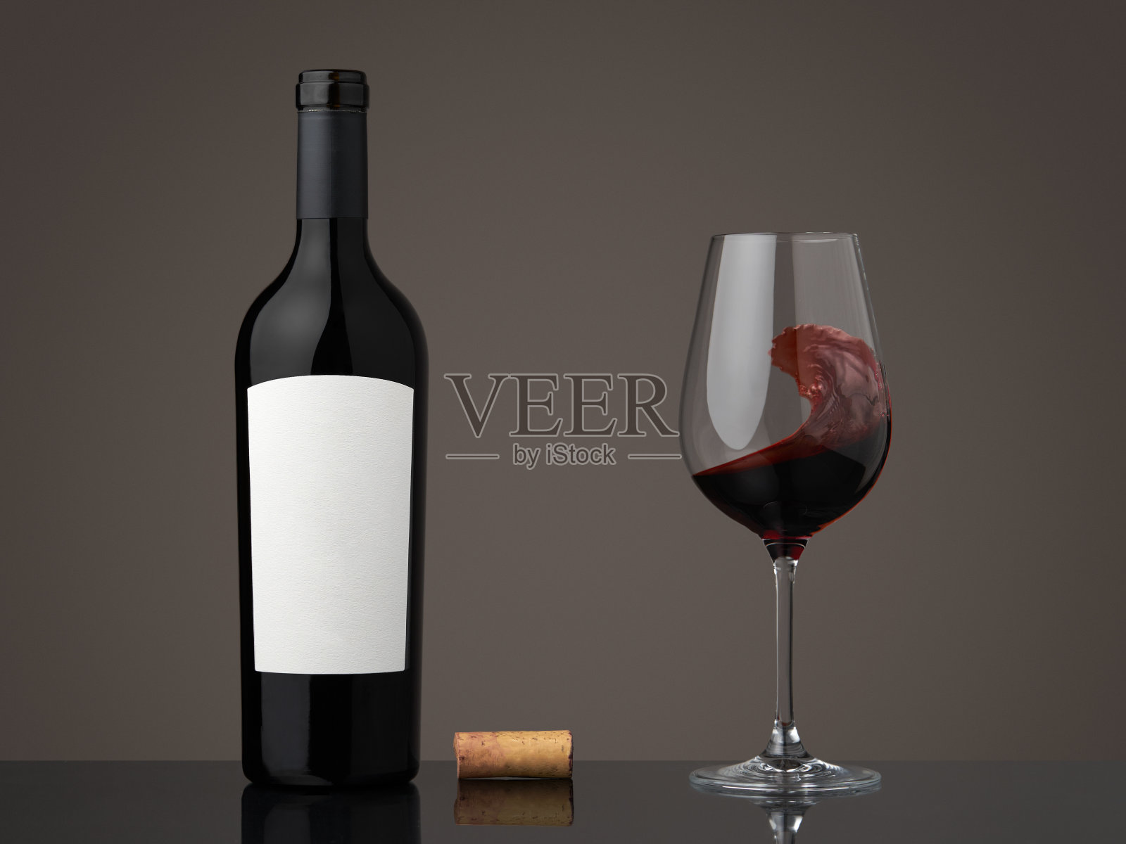 葡萄酒瓶和酒杯照片摄影图片