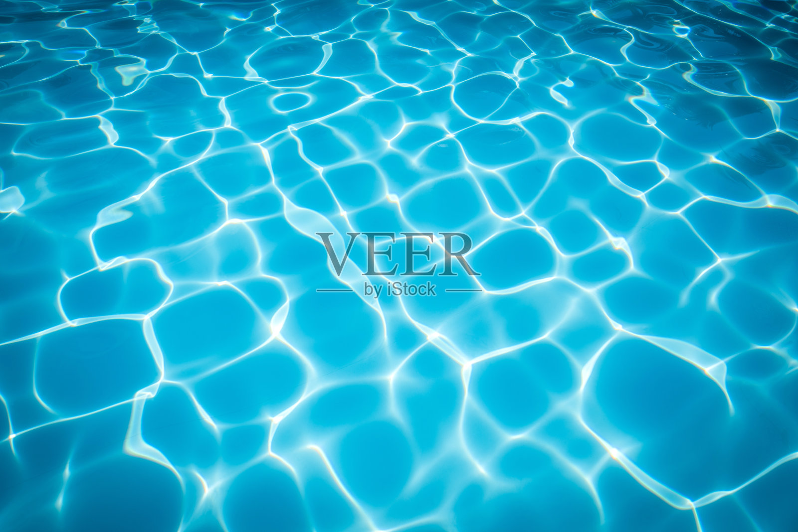 泳池内碧蓝明亮的涟漪和水面，美丽的运动和缓的波浪照片摄影图片