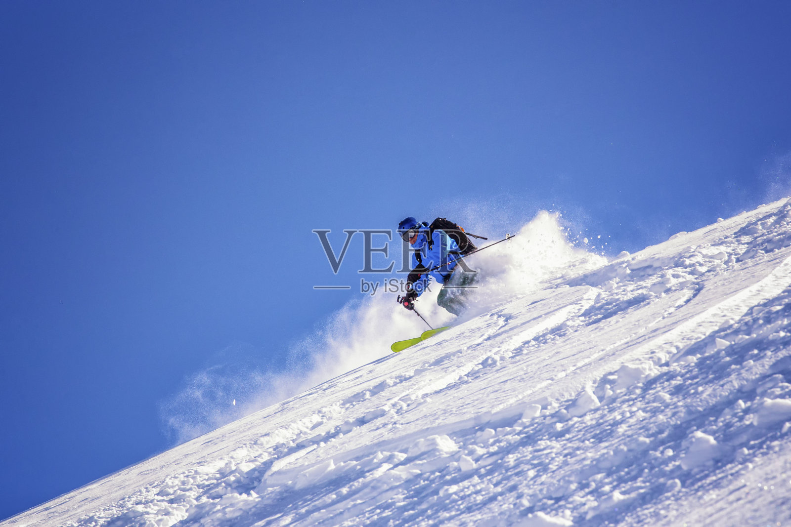 在粉雪中滑行的免费滑雪者照片摄影图片