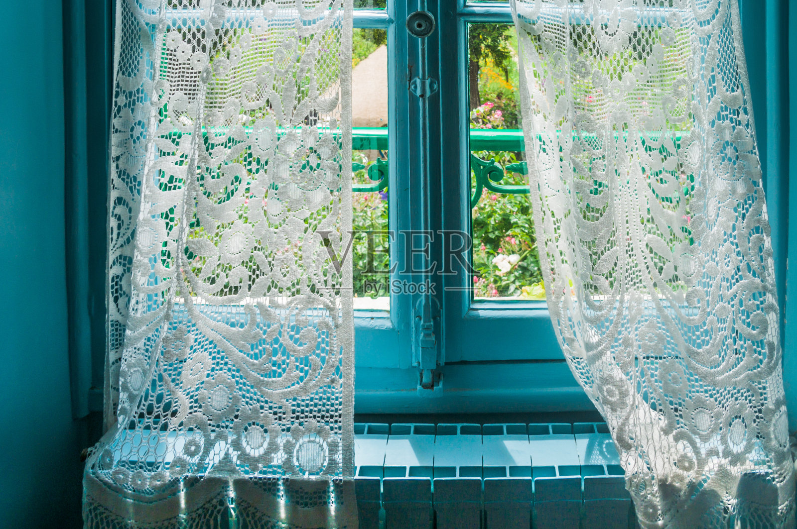 蓝色窗户上的花边窗帘照片摄影图片