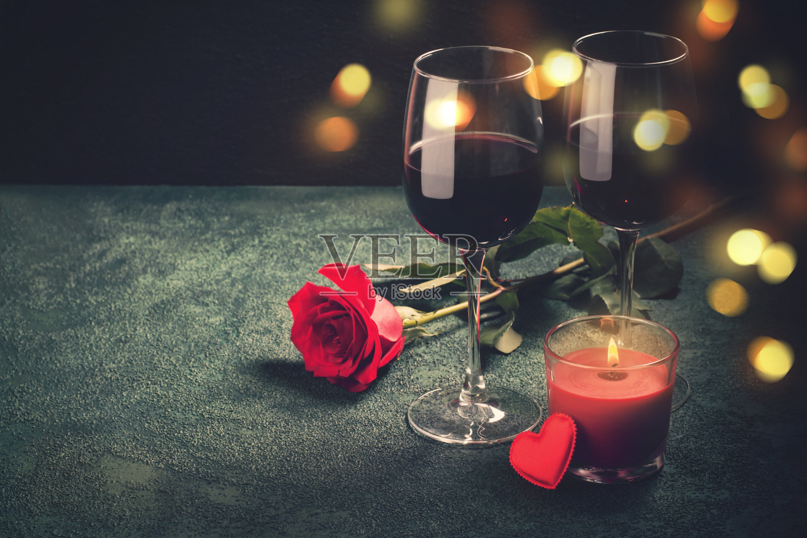 情人节贺卡的概念。葡萄酒杯，玫瑰和罐头照片摄影图片