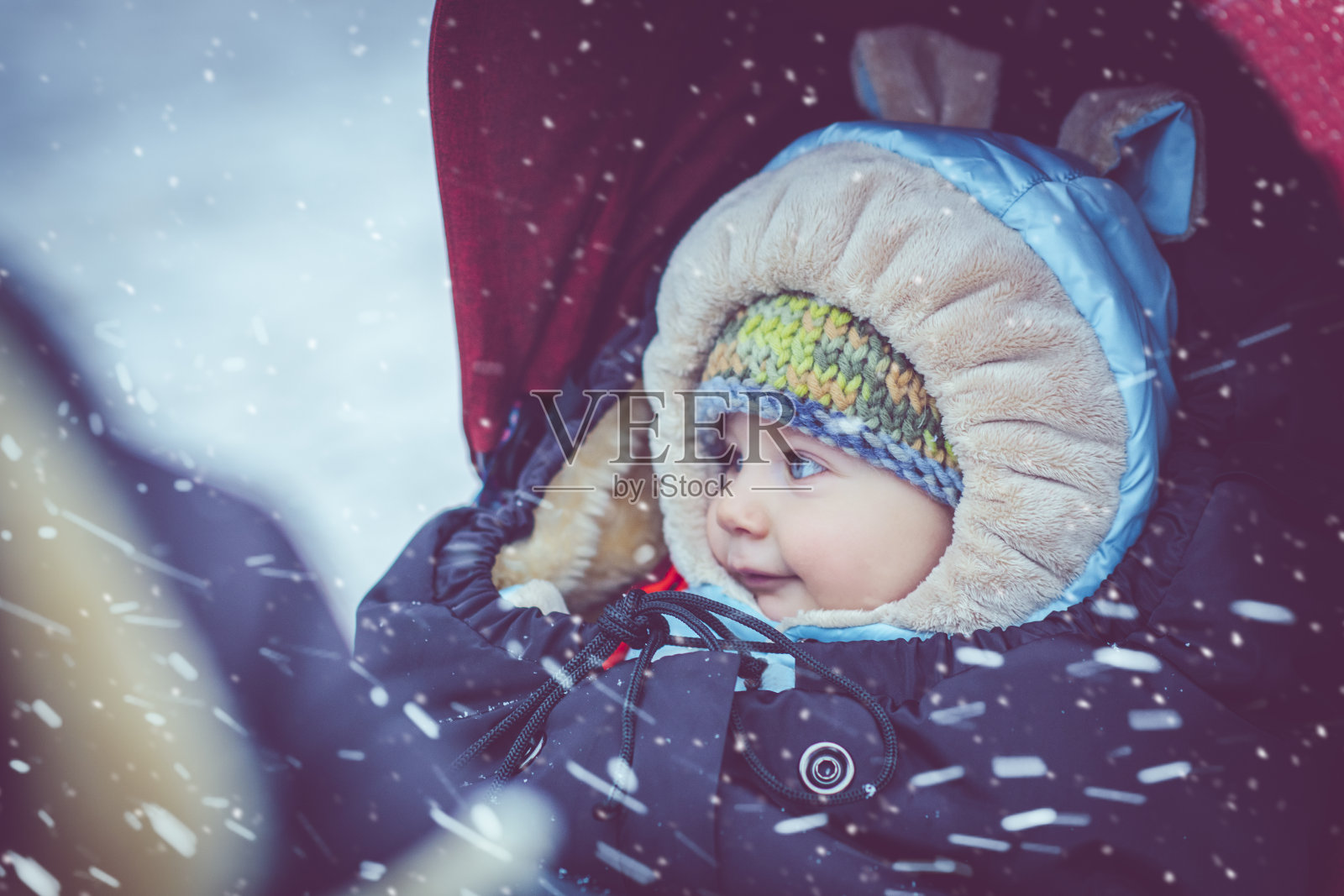 冬天里婴儿车里的婴儿照片摄影图片