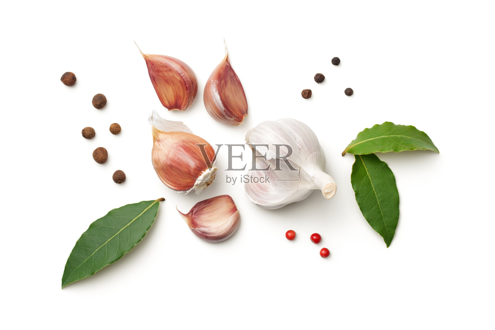 大蒜，月桂叶，多香果和胡椒孤立在白色背景照片摄影图片