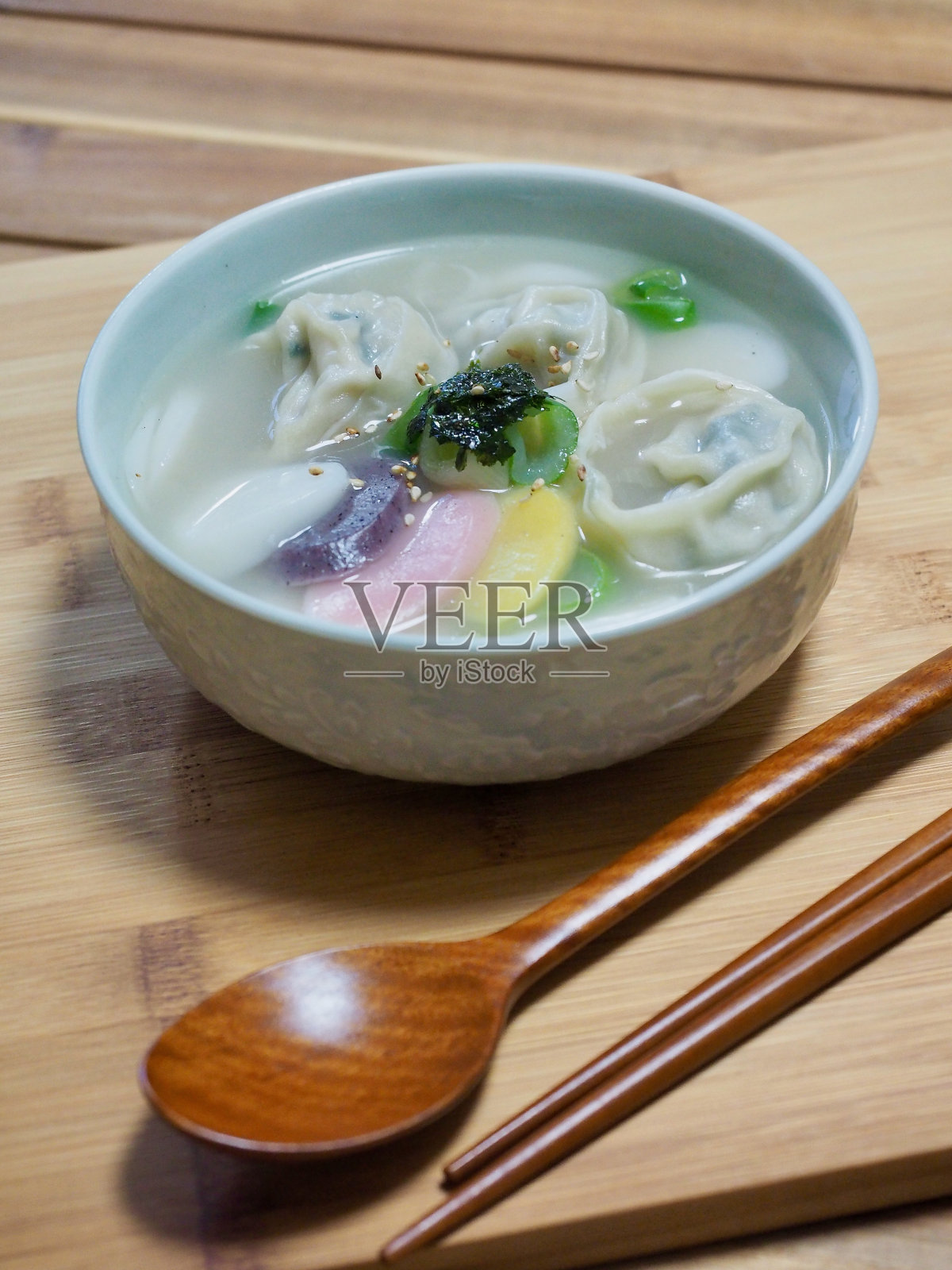韩国传统食品年糕汤、竹汤和饺子汤照片摄影图片