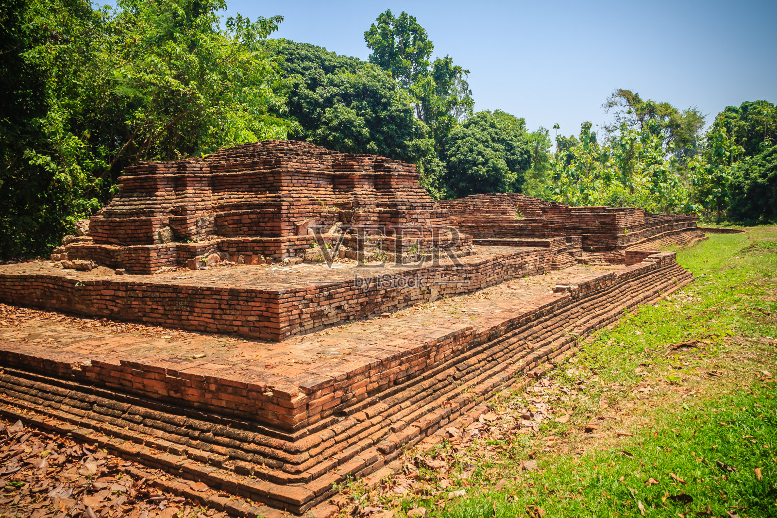 Phrachao Ong Dam (black - body Lord Temple of the black Lord)，是泰国清迈Wiang Kum Kam考古遗址的一部分。照片摄影图片