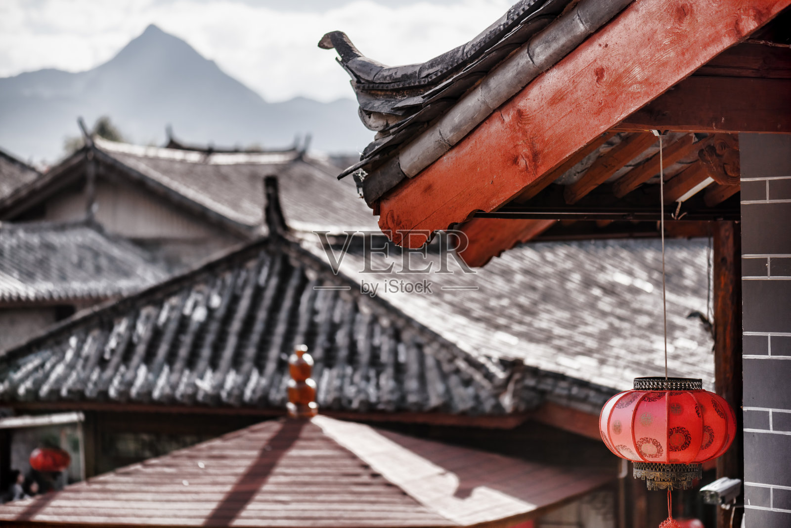 传统的中国屋顶装饰着红灯笼。健美的形象照片摄影图片