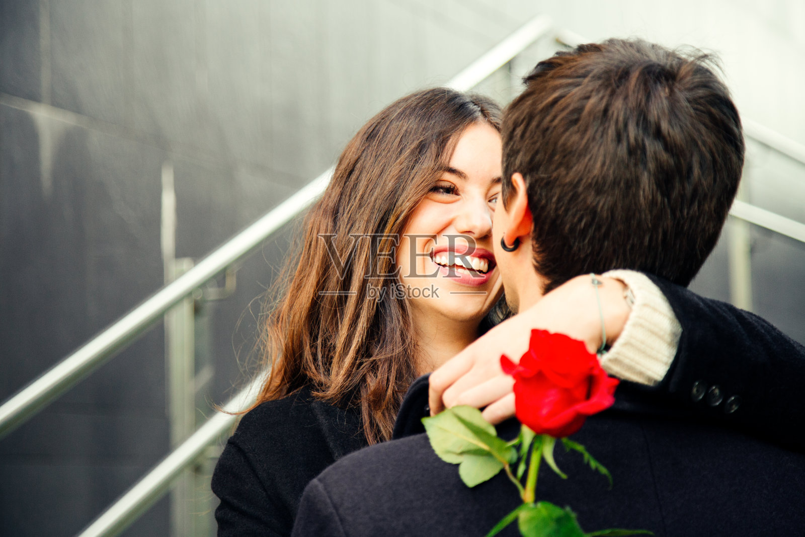 一对幸福的情侣爱上了街上的一朵玫瑰照片摄影图片