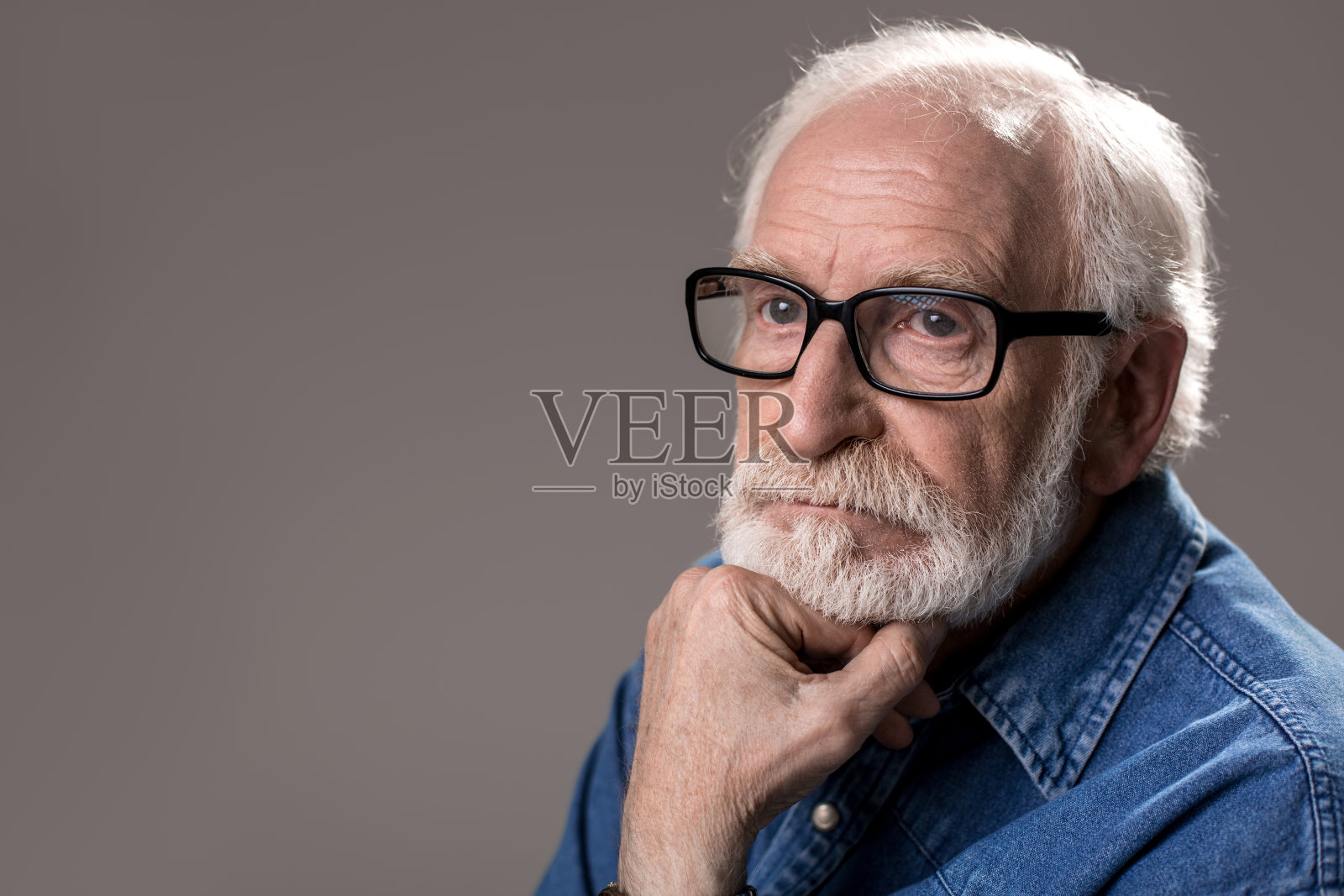 面色凝重、面色苍白的退休老人照片摄影图片