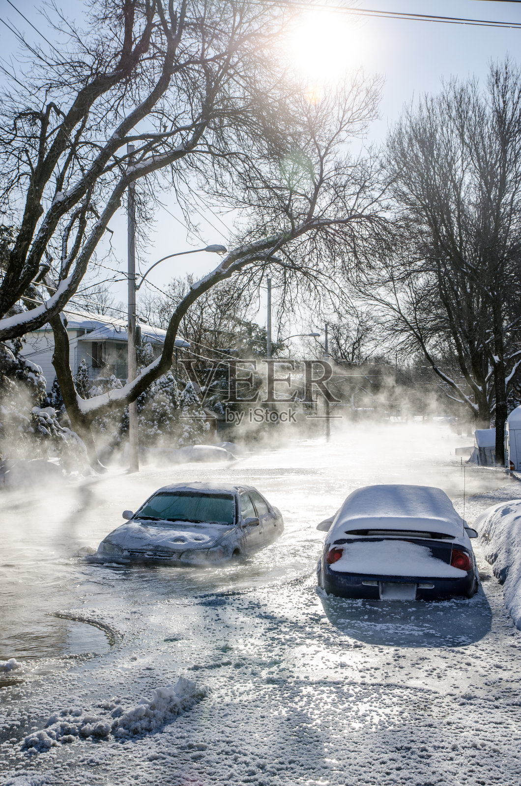 另外，一场洪水泛滥，汽车被困在冰水里照片摄影图片