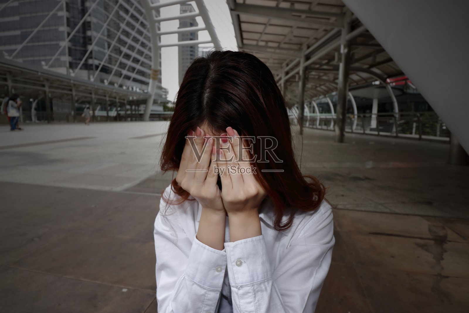 焦虑紧张的年轻亚洲女商人遭受严重的抑郁和哭泣。照片摄影图片