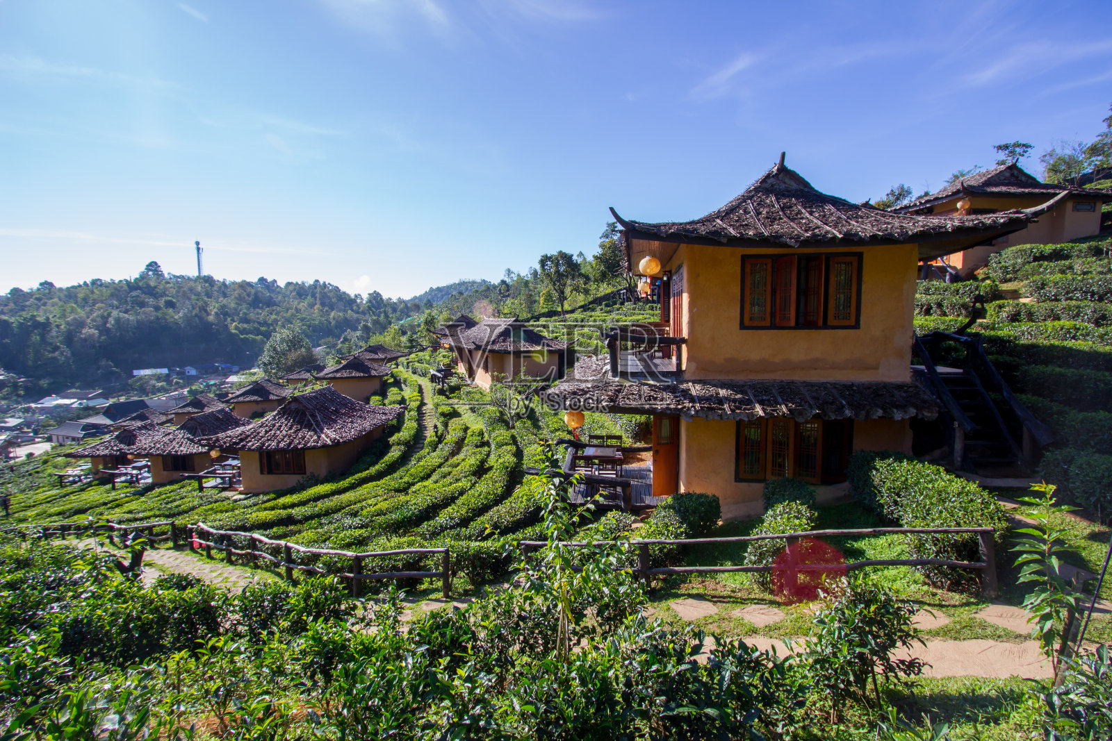 泰国北部Mae Hong Son省靠近泰缅边境的Ban Rak Thai村的土楼和U-Long茶园。照片摄影图片