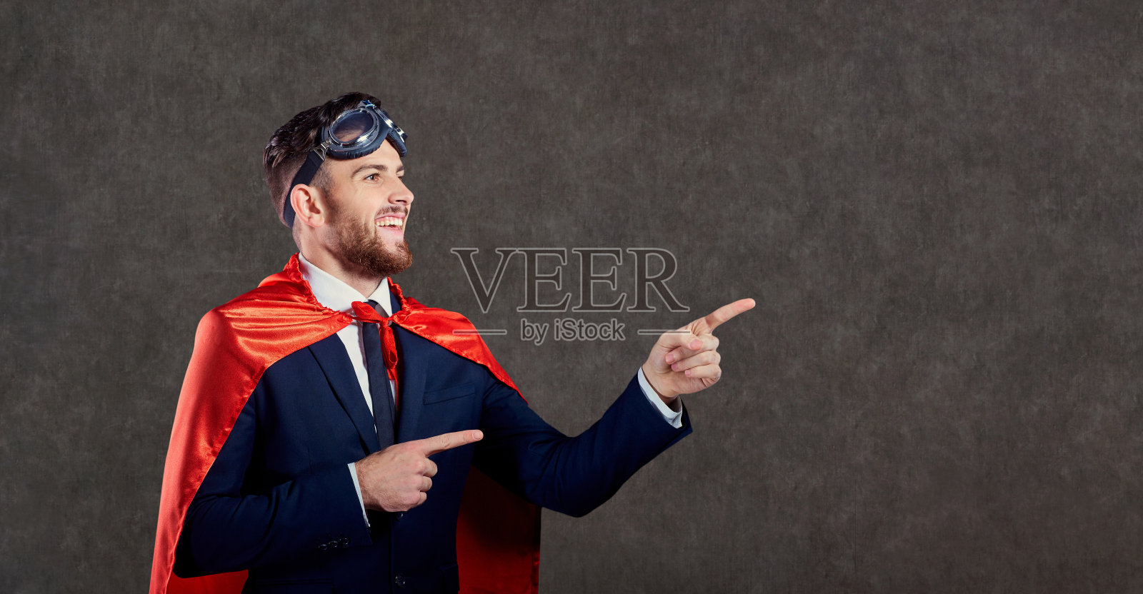 一个穿着超级英雄服装的人指着他的手指照片摄影图片
