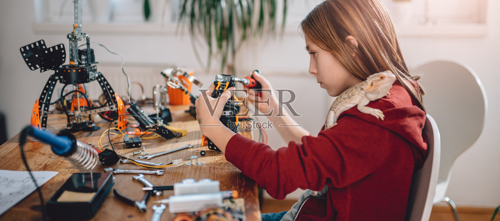 女孩建筑机器人照片摄影图片