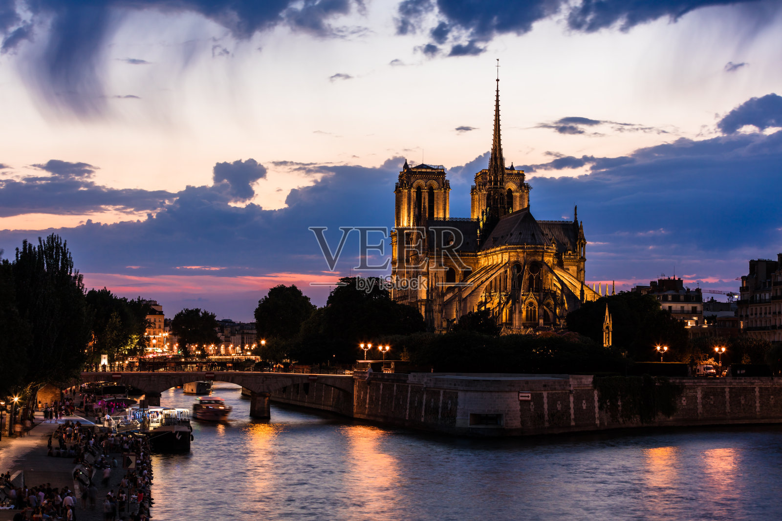 巴黎圣母院的夜景。法国巴黎照片摄影图片