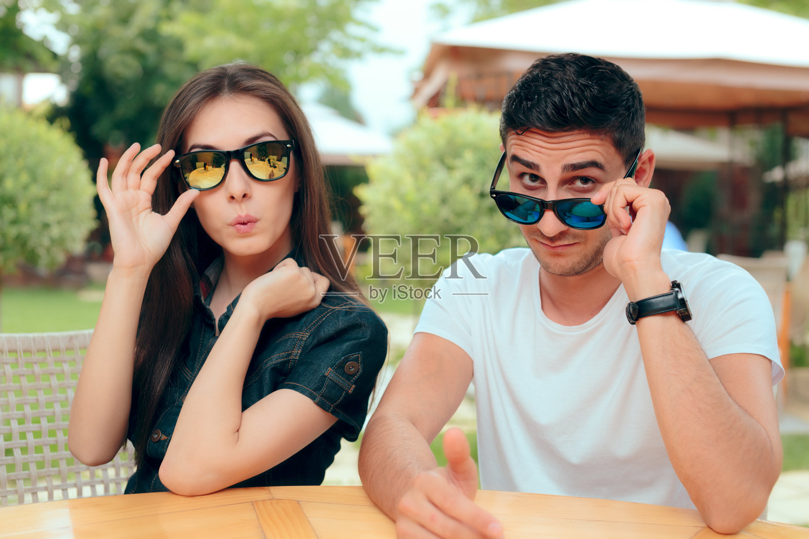 一对惊讶的夫妇戴着搭配的时尚太阳镜照片摄影图片
