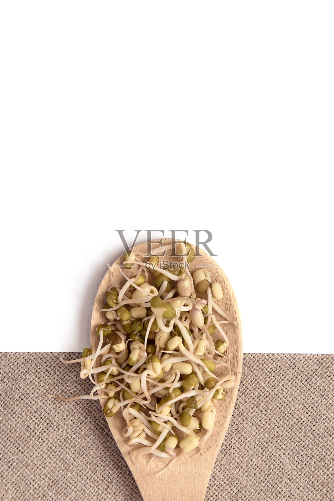 豆芽。木匙。白色背景。健康的食物照片摄影图片