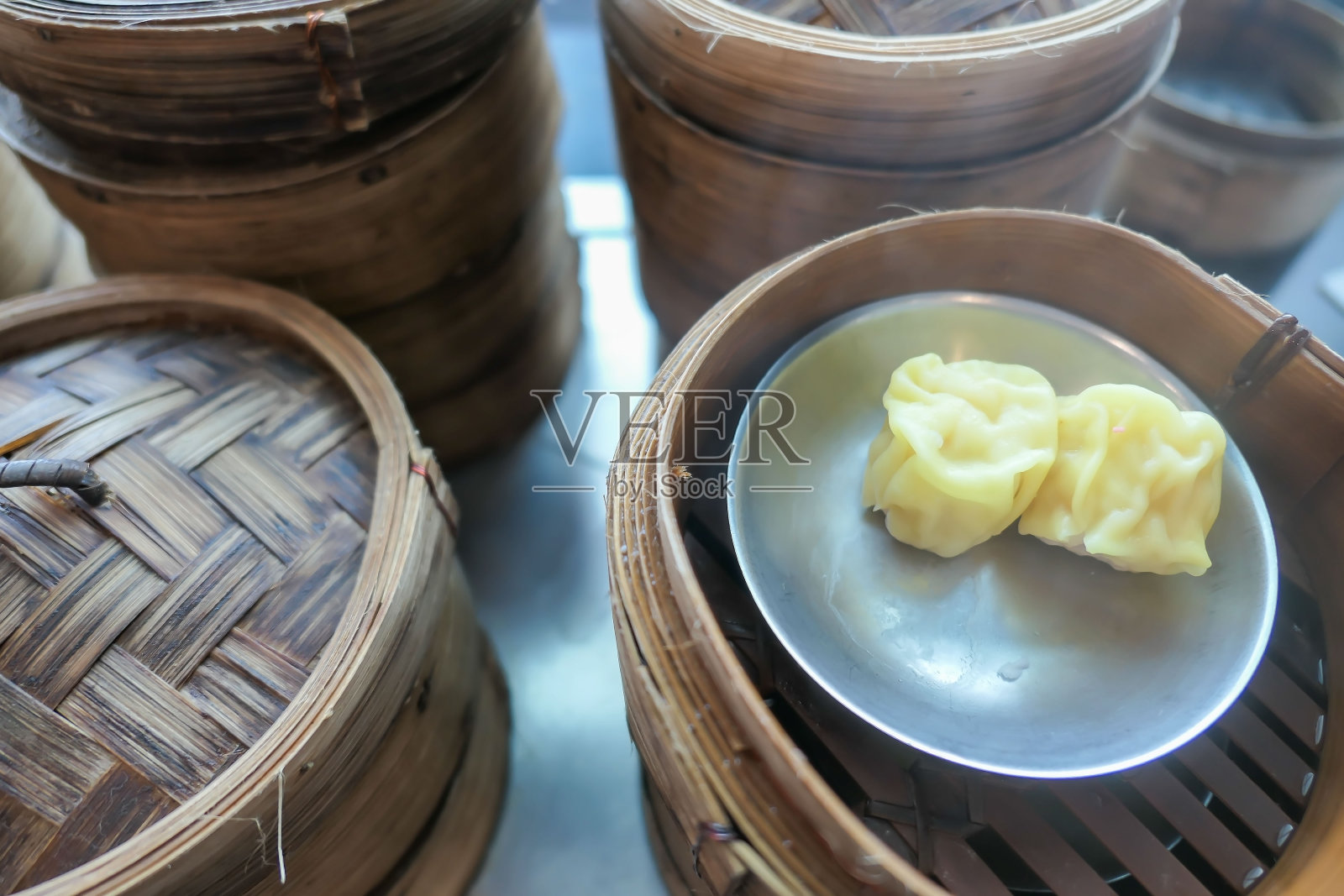 点心竹篮容器在一家餐馆里吃中国菜照片摄影图片