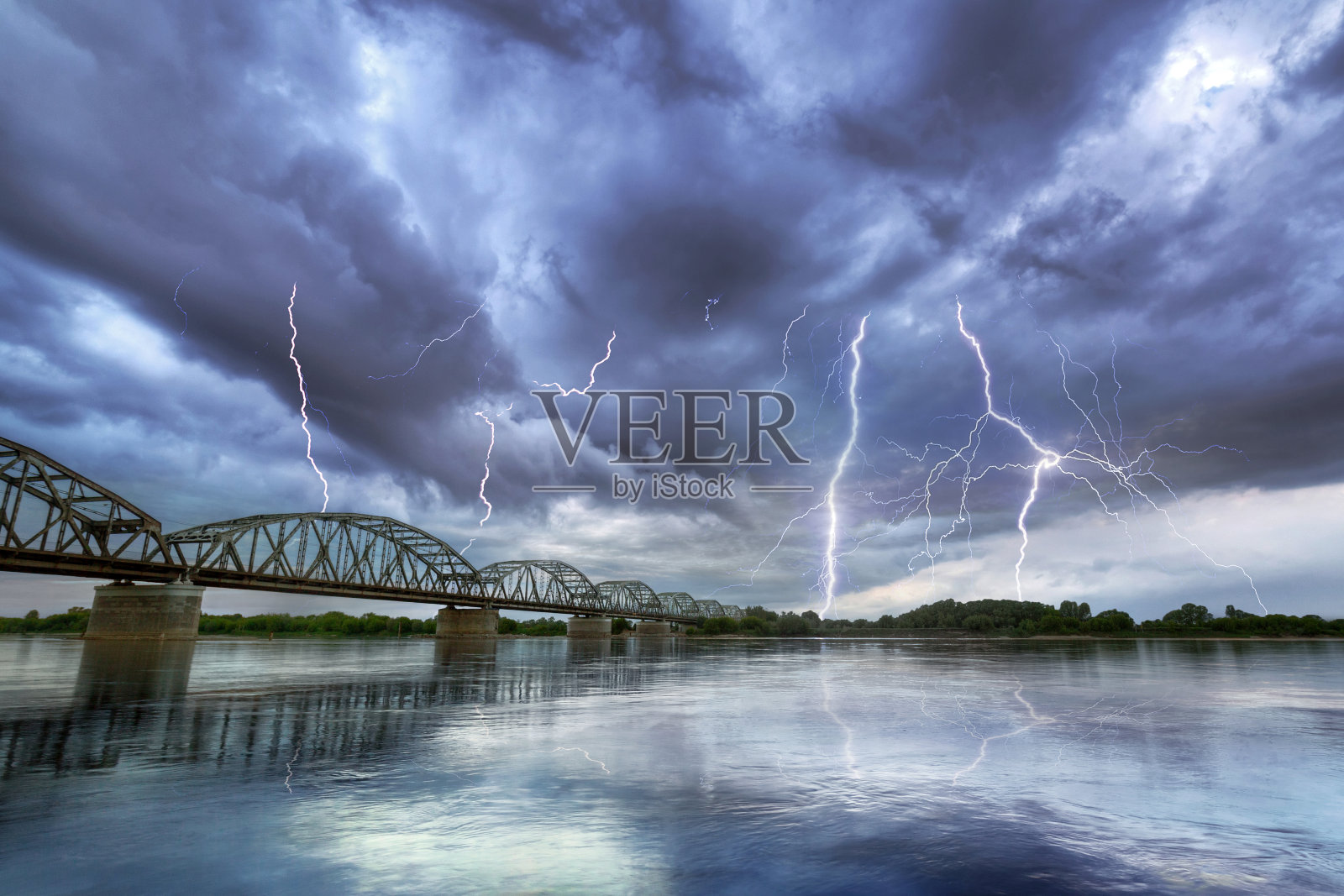 维斯瓦河上的夏季雷雨照片摄影图片