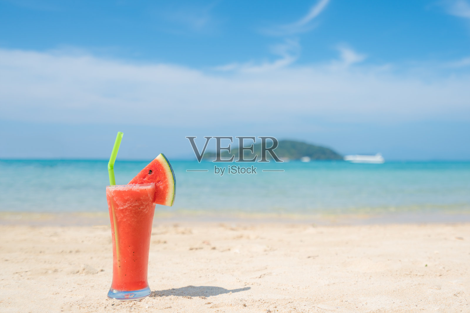 泰国普吉岛热带夏日海滩上的西瓜鸡尾酒。夏季，假期，旅游和假日概念。照片摄影图片