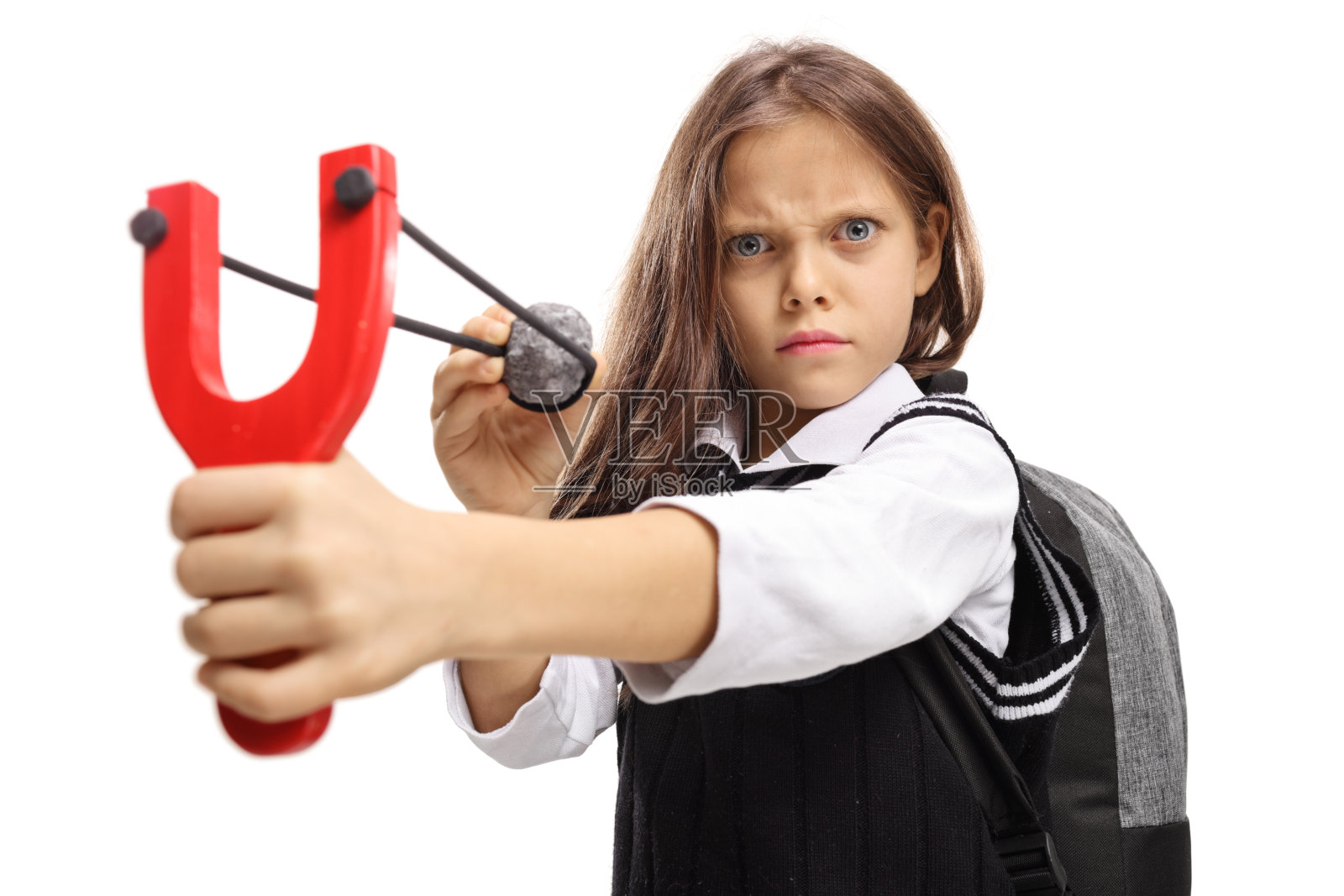 愤怒的小女生拿着石头和弹弓瞄准照片摄影图片
