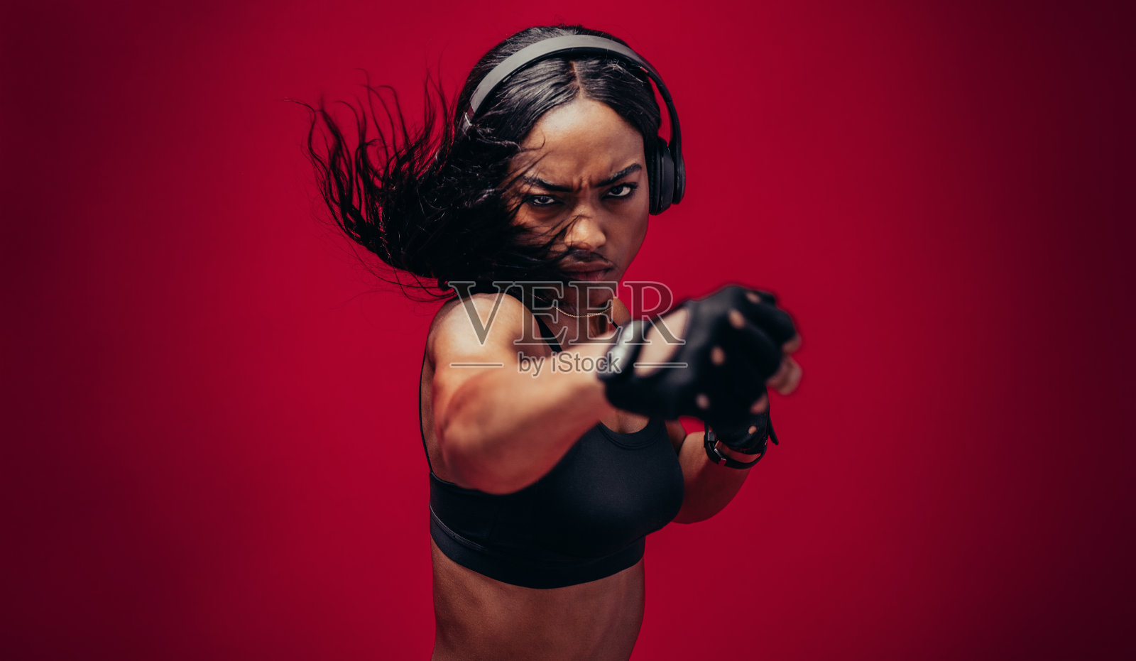拳击手在演播室练习她的拳头照片摄影图片