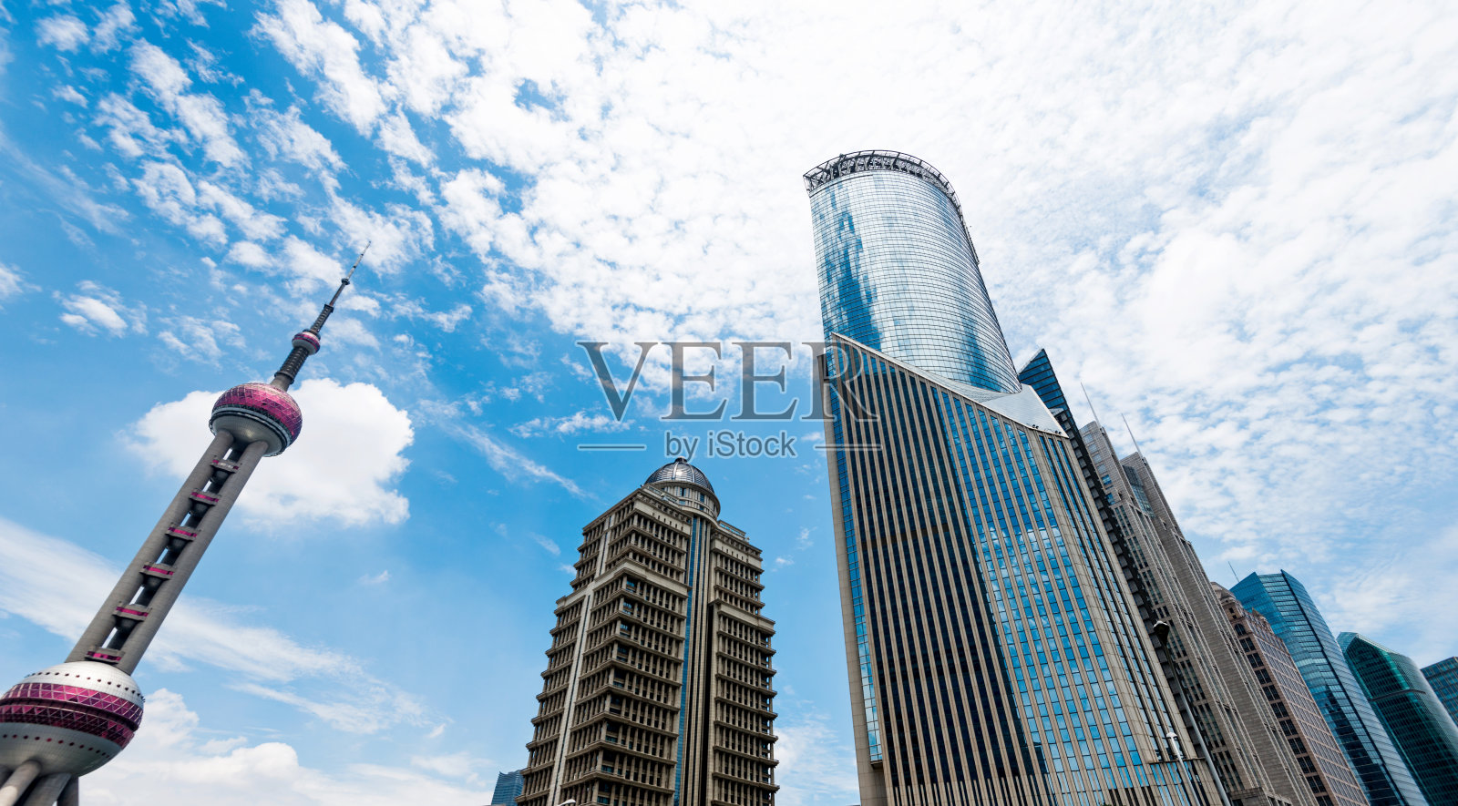 东方明珠电视塔和摩天大楼照片摄影图片