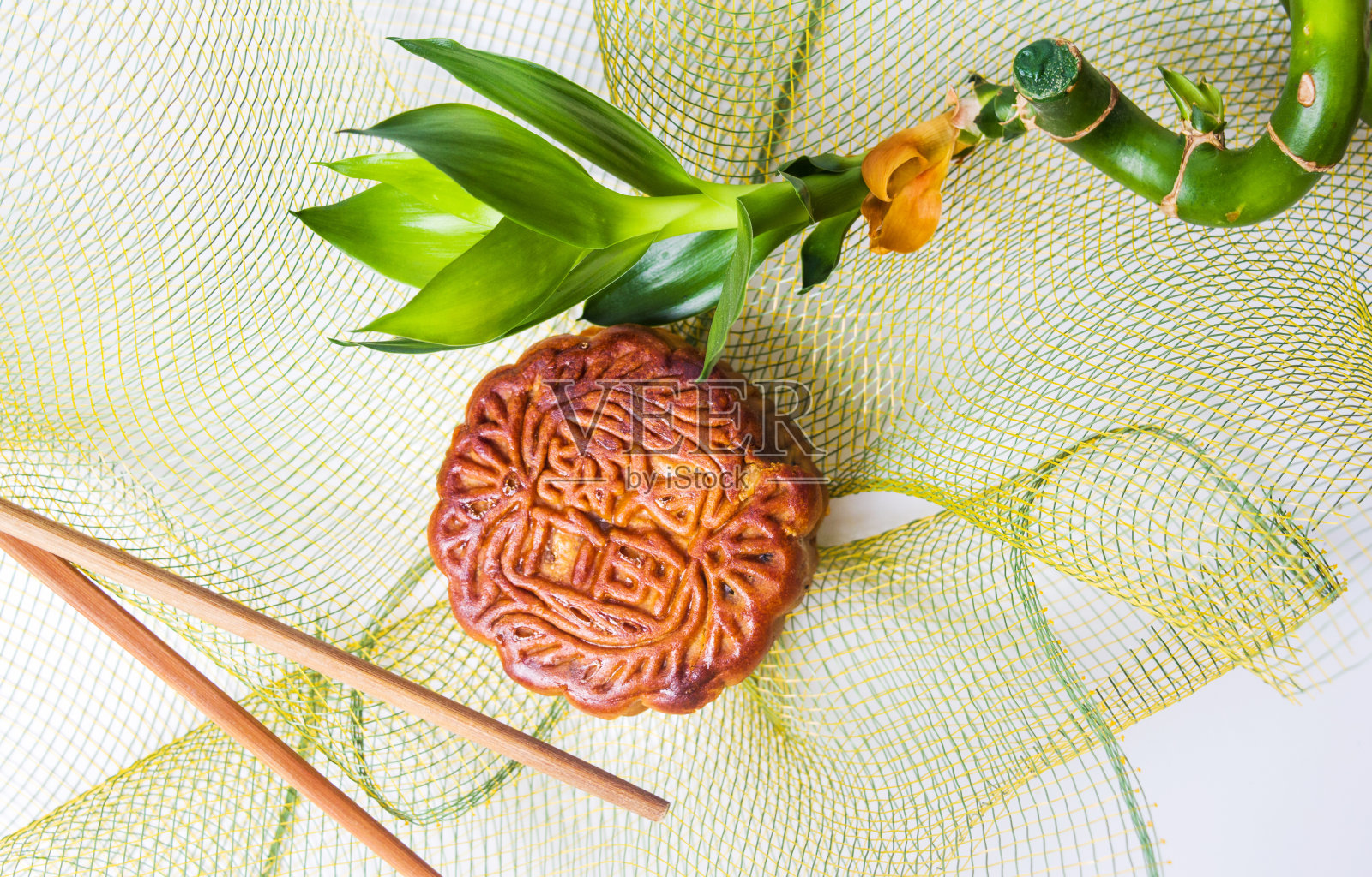 中国月饼装饰竹、网和筷子照片摄影图片