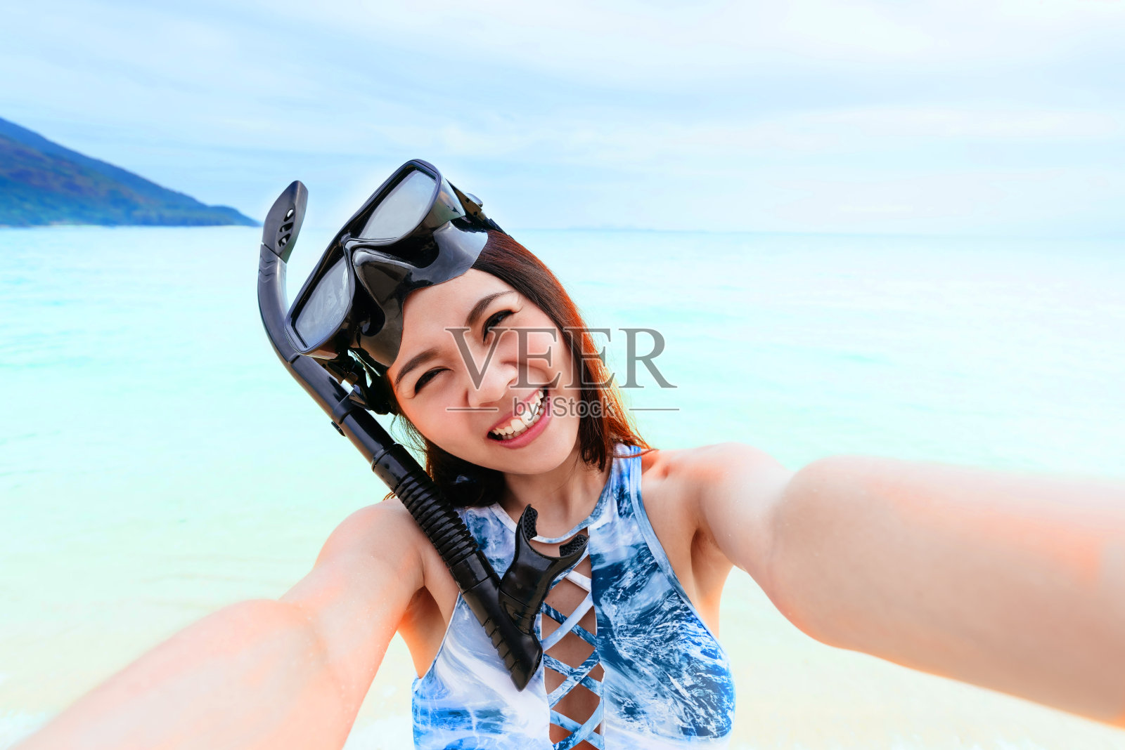 亚洲女子戴着潜水面罩自拍照片摄影图片