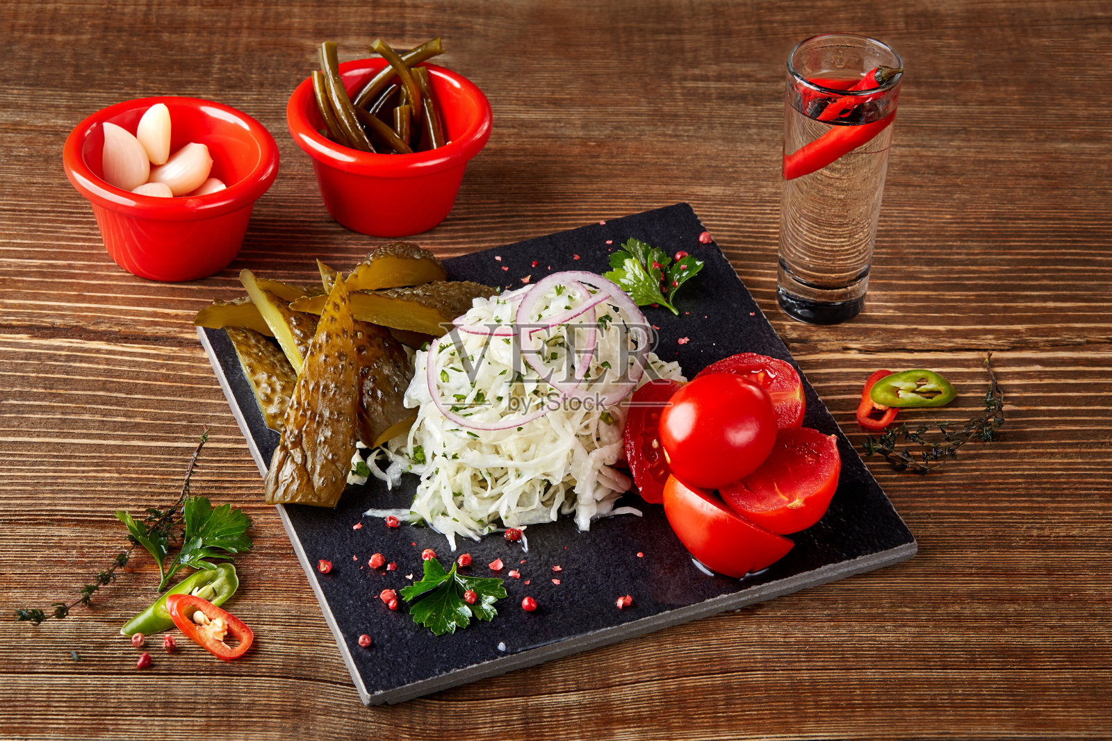 腌菜:黄瓜、番茄、白菜、胡萝卜、彩色蔬菜配醋放在木桌上照片摄影图片