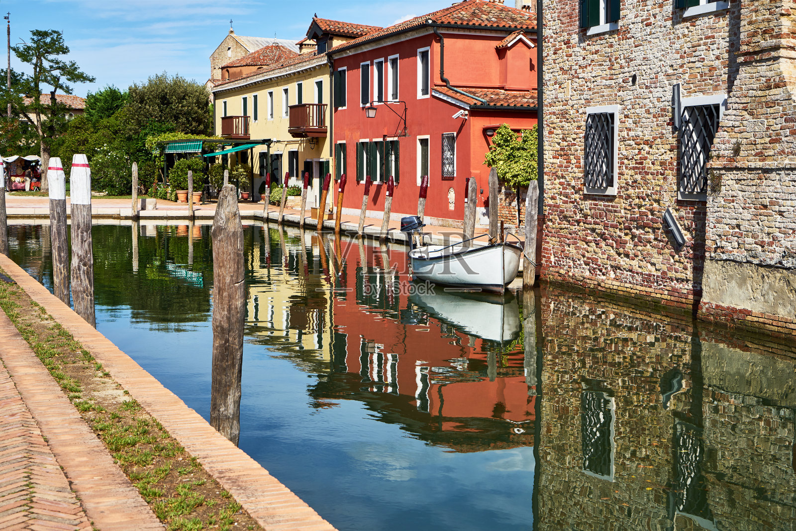 Torcello,威尼斯。托切罗岛上五颜六色的房子，运河和船只。夏天,意大利照片摄影图片
