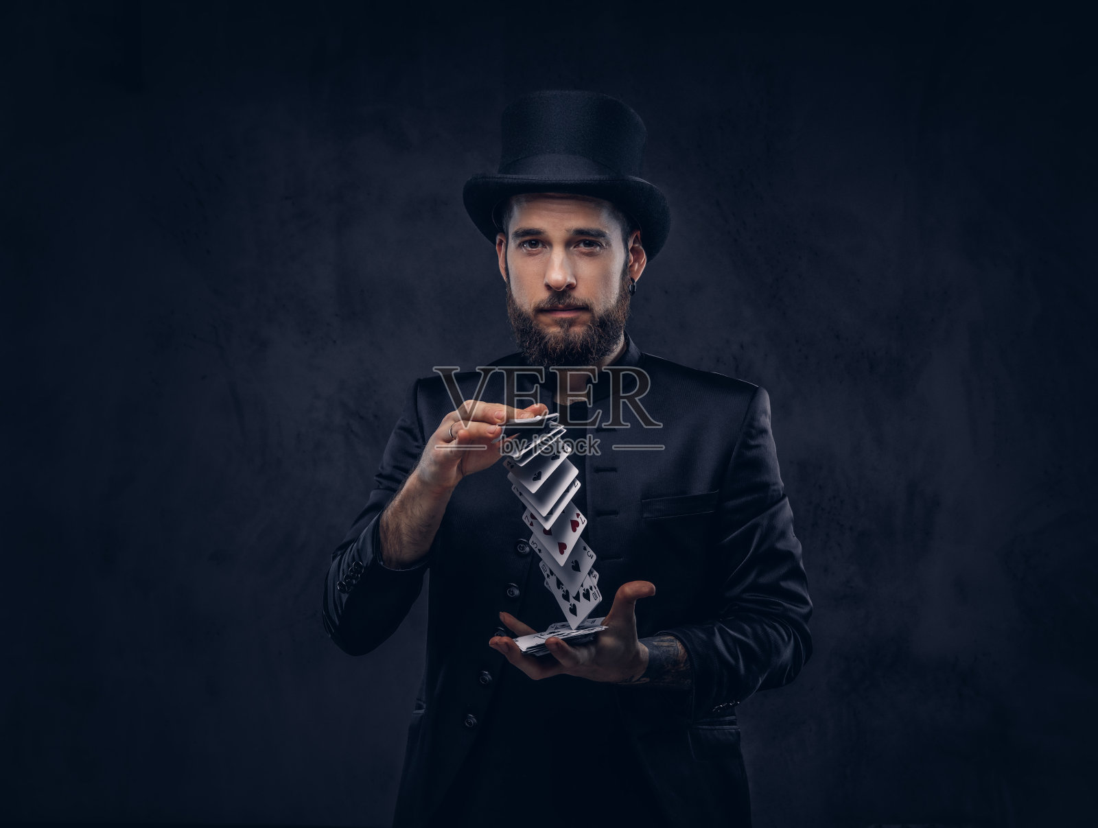 魔术师用扑克牌表演魔术。照片摄影图片