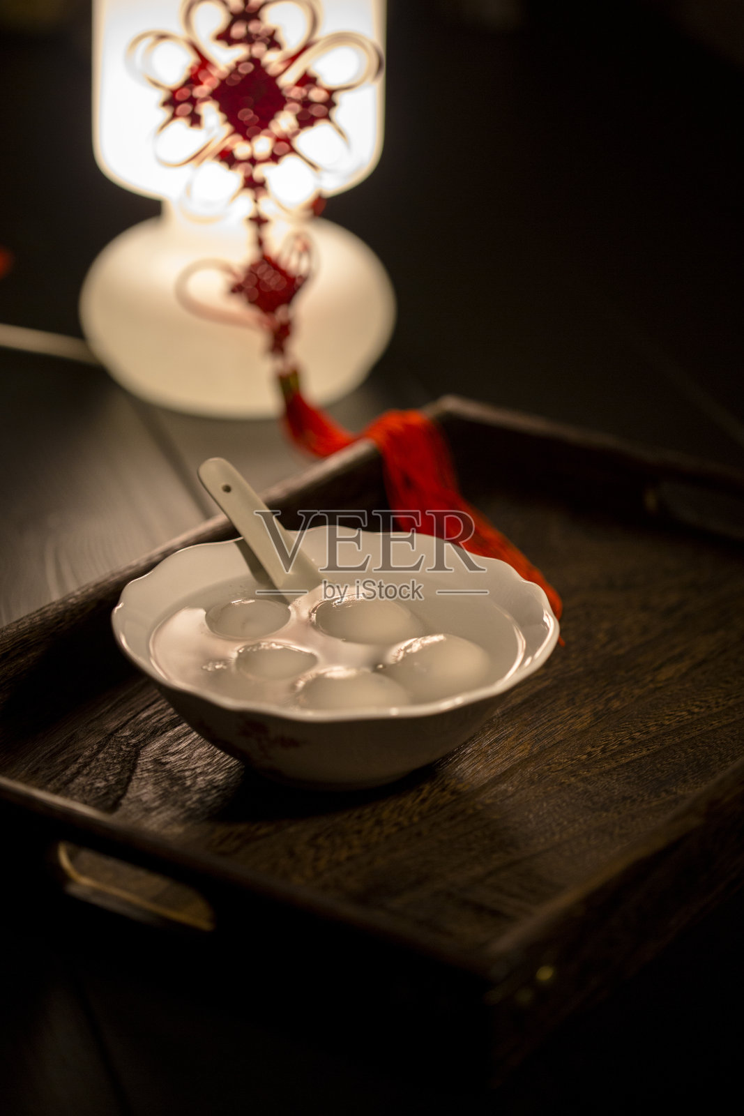 吃汤圆，庆祝中国传统的元宵节照片摄影图片