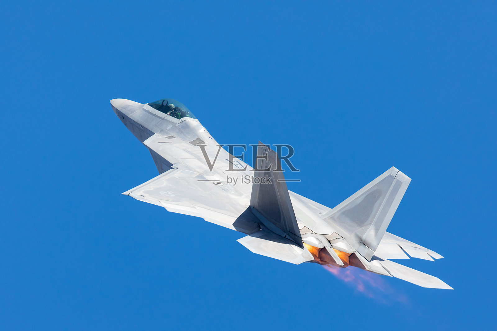 F-22猛禽战斗机近距离拍摄，加力燃烧室打开照片摄影图片