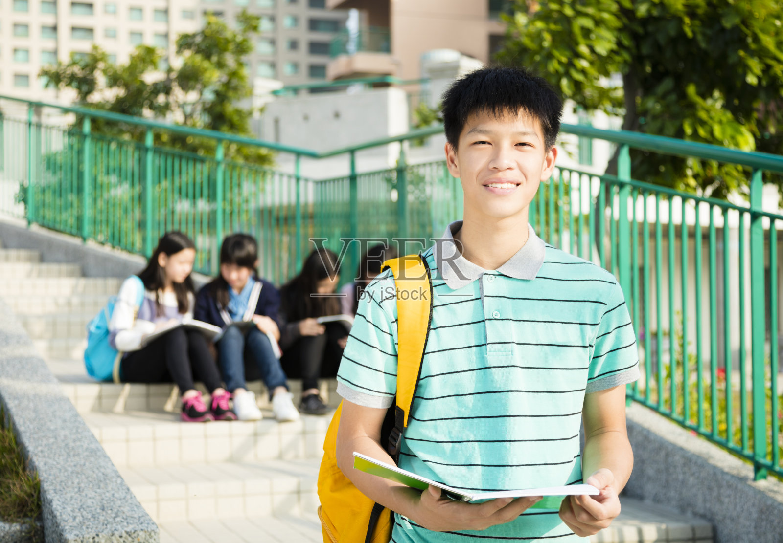 微笑的男孩十几岁的学生站在校园照片摄影图片