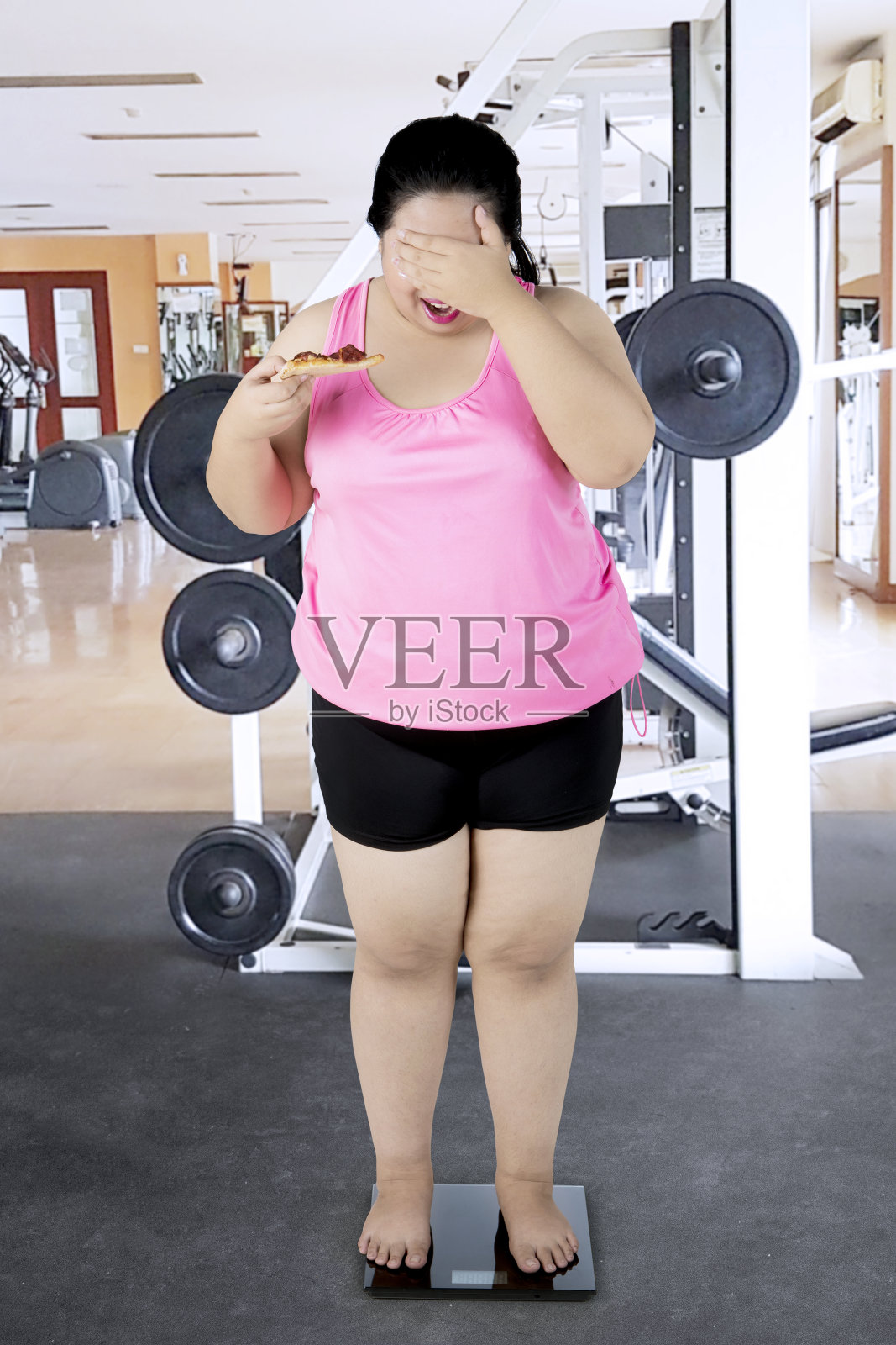 健身中心有秤的胖女人照片摄影图片