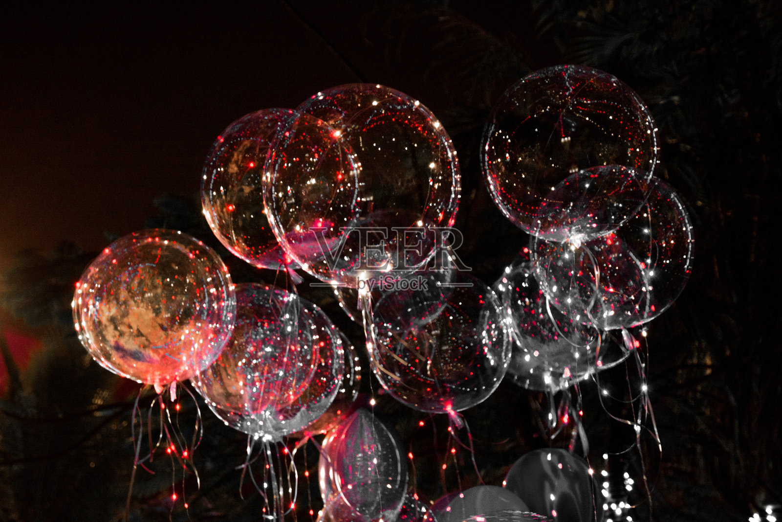 漂亮的凝胶气球，彩灯和灯泡。在晚上照片摄影图片