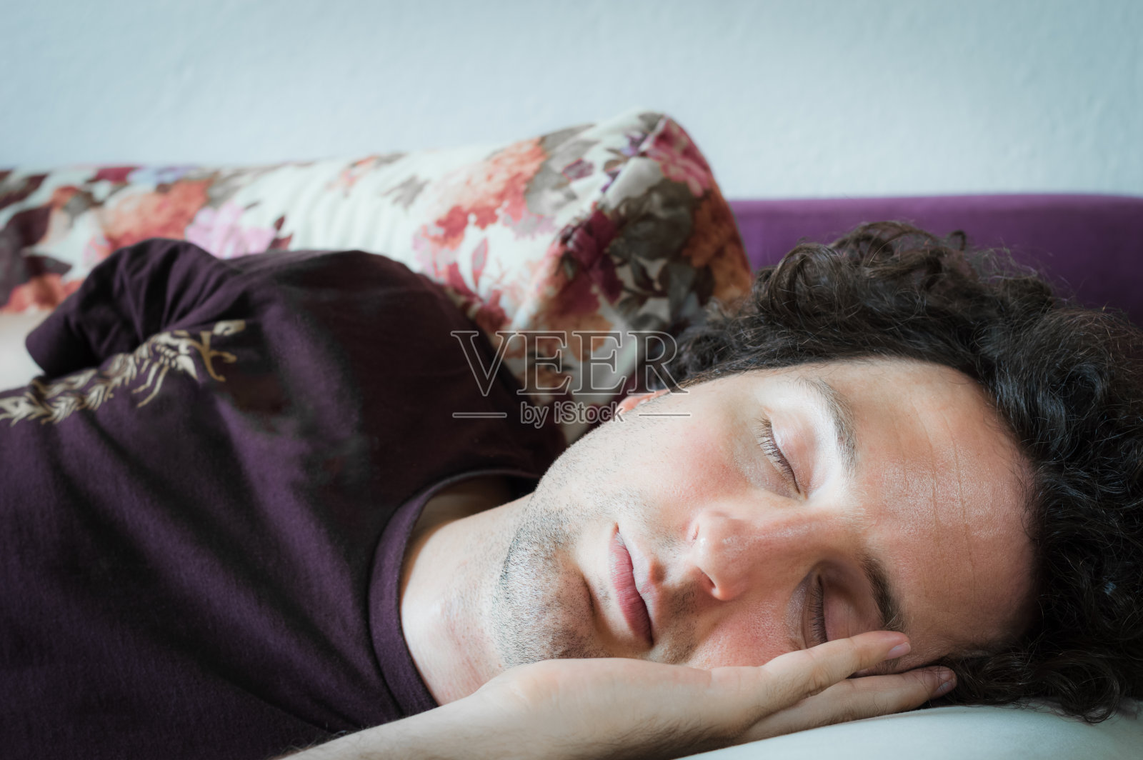 年轻英俊的男人睡在沙发上照片摄影图片