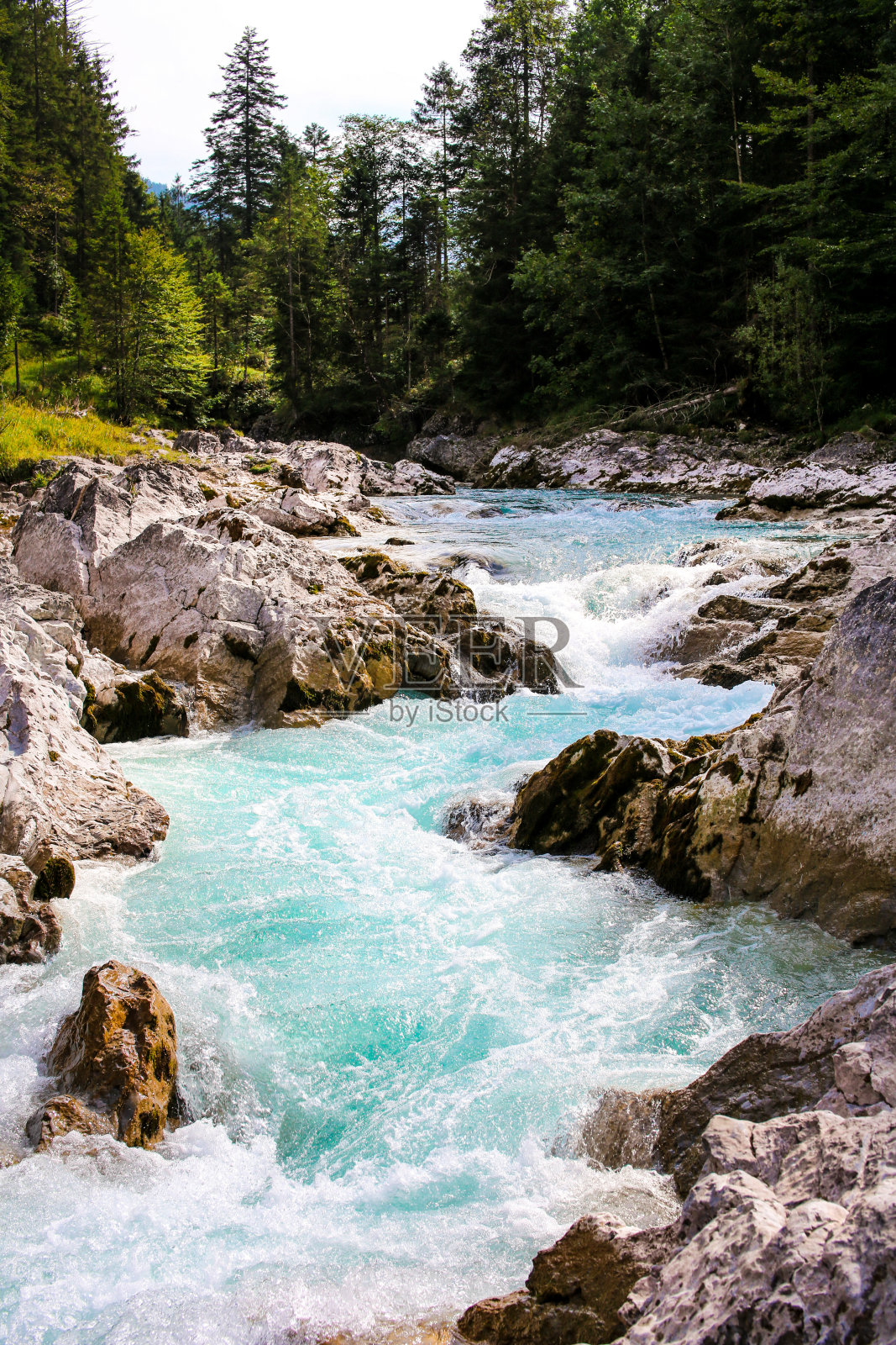 狂野和奔流的山区河流Rissbachklamm瑞斯巴赫在美丽的卡文德尔山脉，蒂罗尔，奥地利照片摄影图片